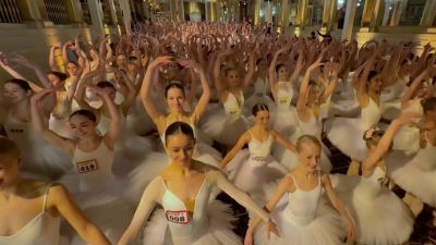 World record 353 ballerinas dance on their tiptoes in New York