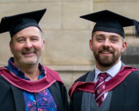 Brit krijgt 41 jaar na studie diploma nadat papegaai er stokje voor had gestoken