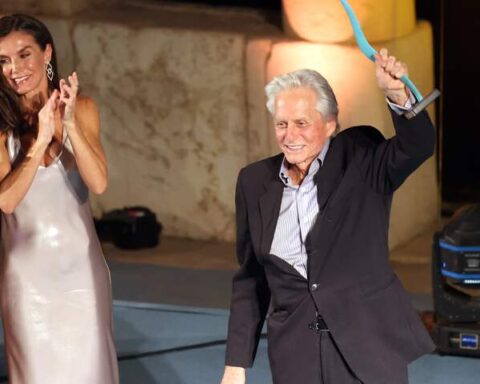 Michael Douglas krijgt oeuvreprijs uit handen van Spaanse koningin
