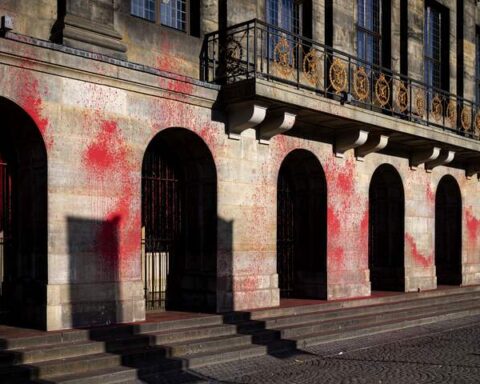 Pro-Palestijnse activisten bekladden het Paleis op de Dam met rode verf