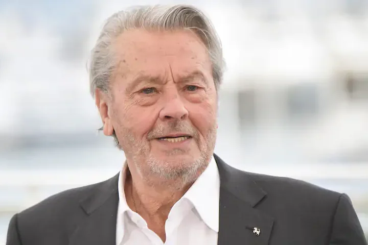 Familie negeert laatste wens Alain Delon: acteur wordt niet met hond begraven