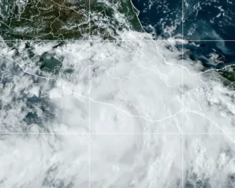 Orkaan John aan land in Mexico, windsnelheden tot 195 kilometer per uur