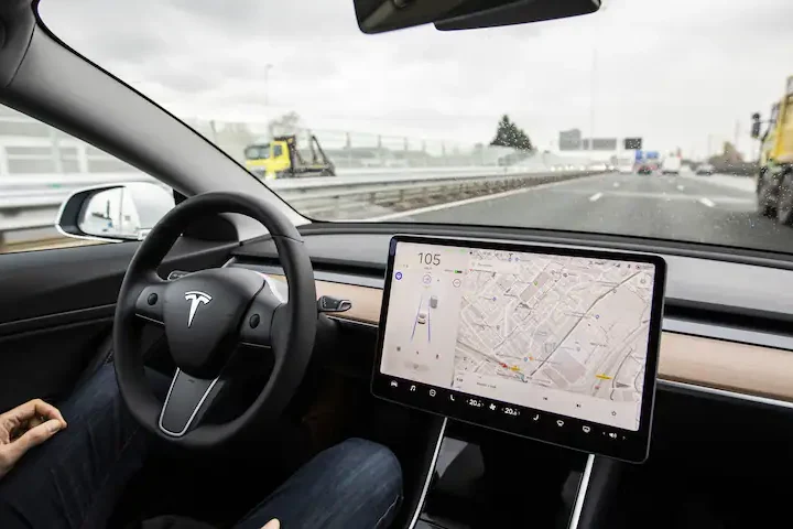 Tesla mikt op voorjaar 2025 om auto met zelfrijdende modus te lanceren