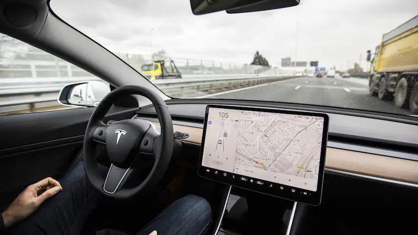 Tesla mikt op voorjaar 2025 om auto met zelfrijdende modus te lanceren
