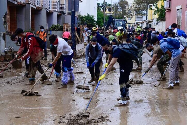 Regen in Spanje houdt aan terwijl meer militairen naar vermisten zoeken