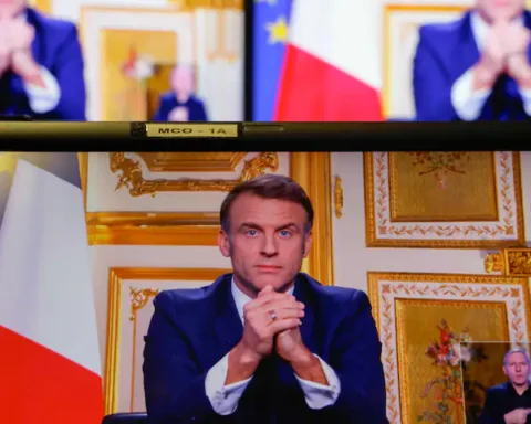 Macron stapt niet op en hekelt oppositie: 'Alleen bezig met verkiezingen'
