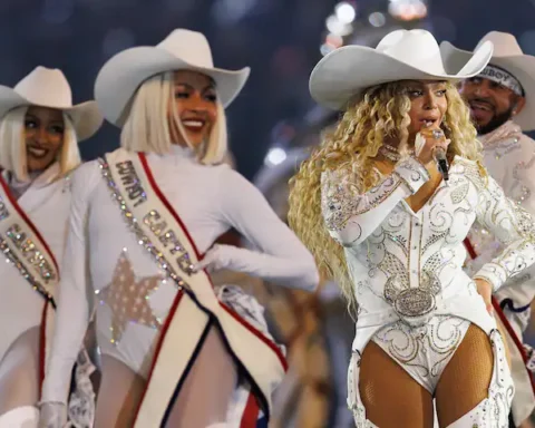 Recensieoverzicht: 'Beyoncés Ho Ho Ho-down is speels en aanstekelijk'