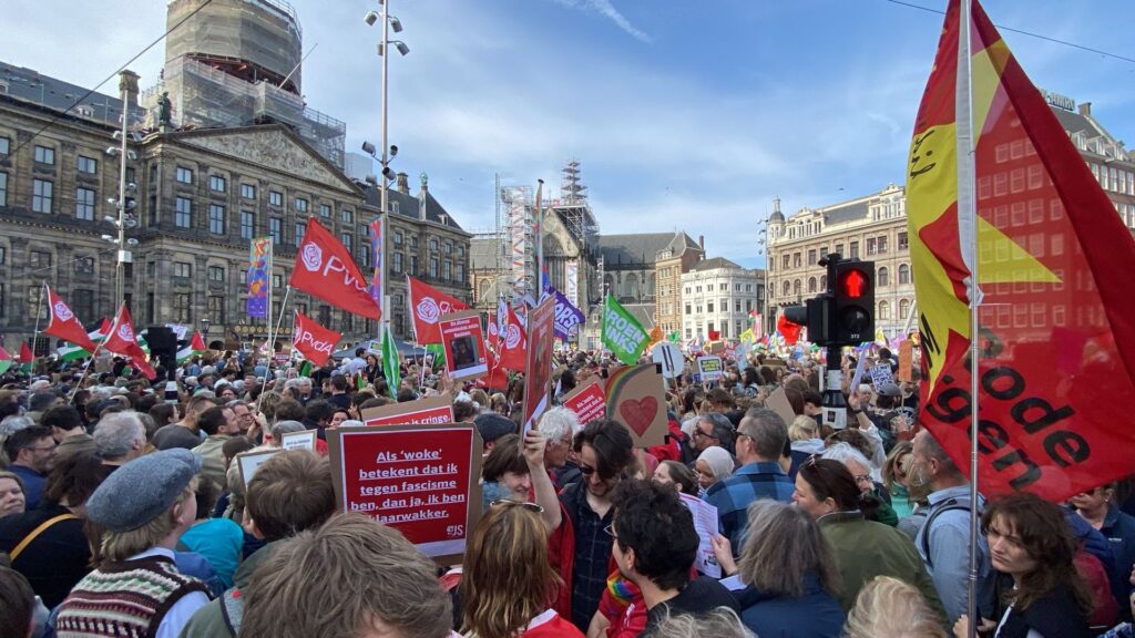 Dam in Amsterdam vol met mensen bij demonstratie tegen racisme en fascisme
