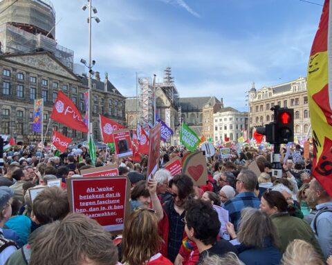 Dam in Amsterdam vol met mensen bij demonstratie tegen racisme en fascisme