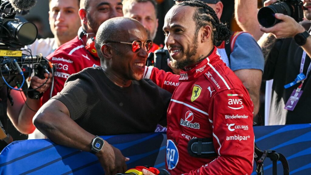 Hamilton wint sprintkwalificatie China en is 'beetje in shock', Verstappen tweede