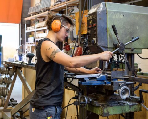 'Meer vaste contracten leidt tot veiligere arbeidsomstandigheden'