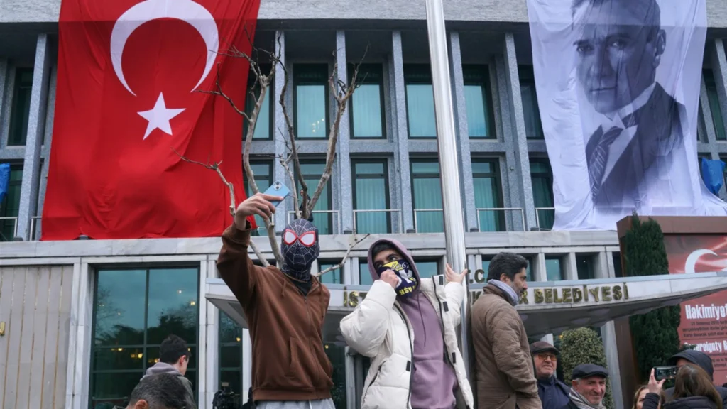 Ook op de Turkse beursvloer is het onrustig na arrestatie burgemeester: 'Economie is ratjetoe'