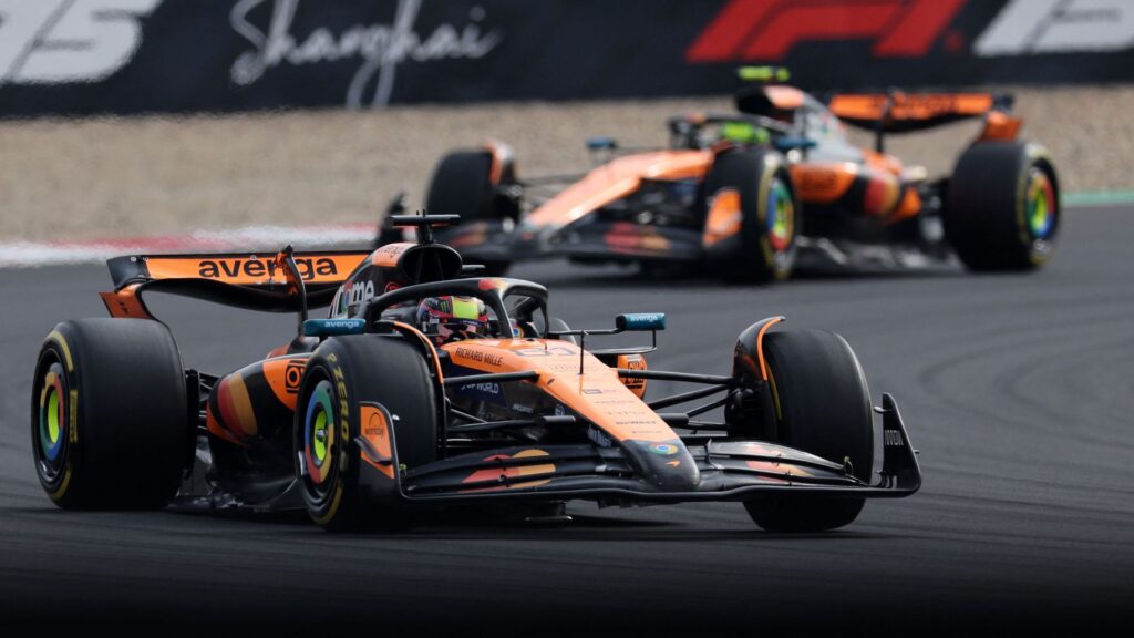Piastri wint voor Norris in China, Verstappen net naast podium