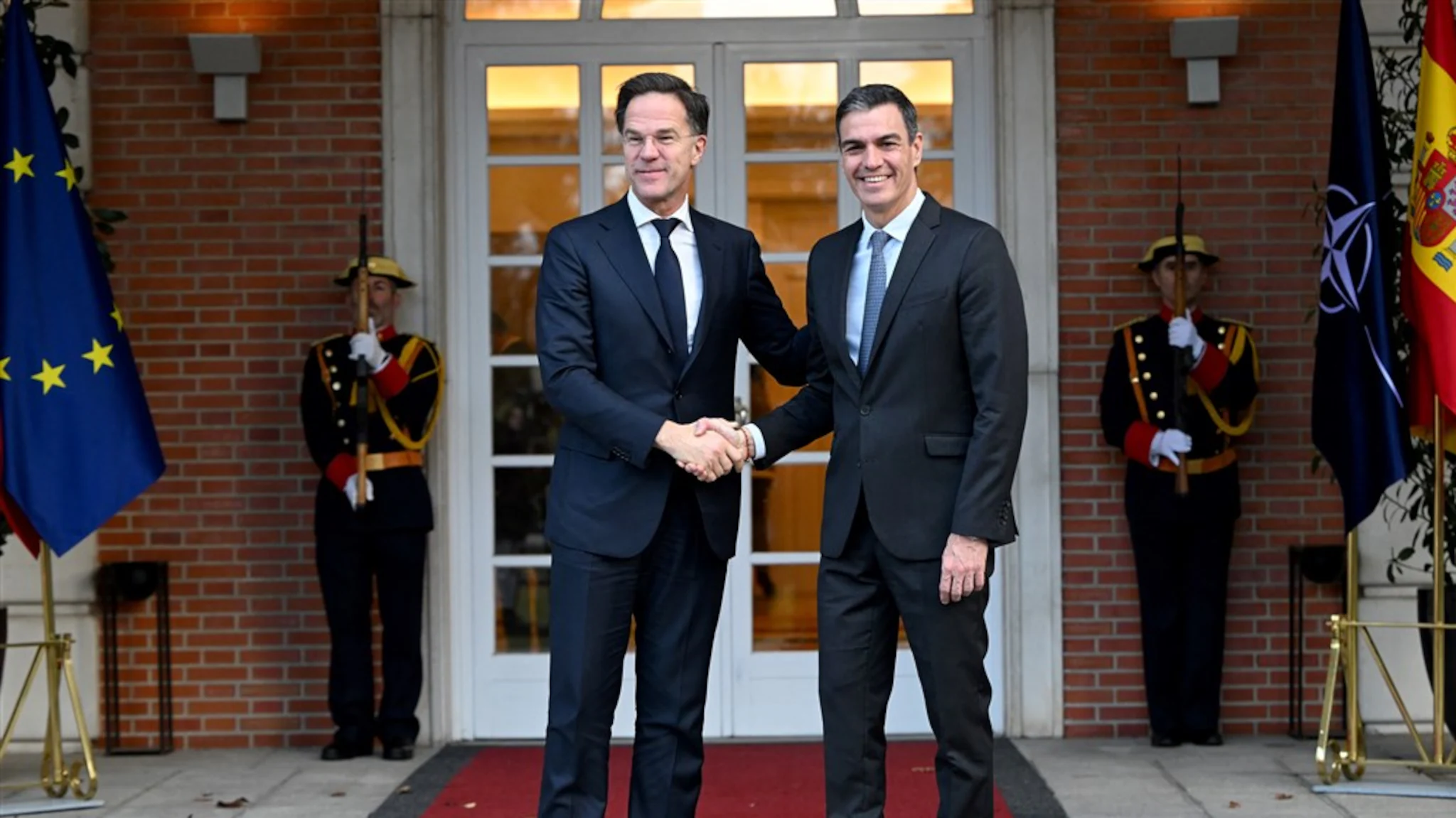 Rutte brengt Spaanse premier in problemen met belofte over NAVO-norm