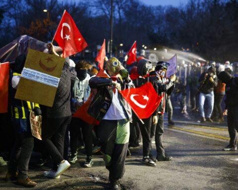 Weer protest Turkse steden, massale steun voor Imamoglu bij voorverkiezing