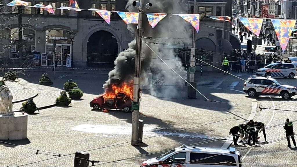 Auto en man in brand op de Dam in Amsterdam, politie houdt rekening met opzet