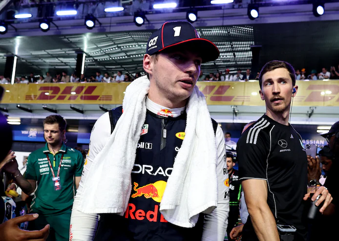 Buitenlandse media over incident tussen Verstappen en Piastri: ‘Stewards speelden een belangrijke rol in de uitslag’