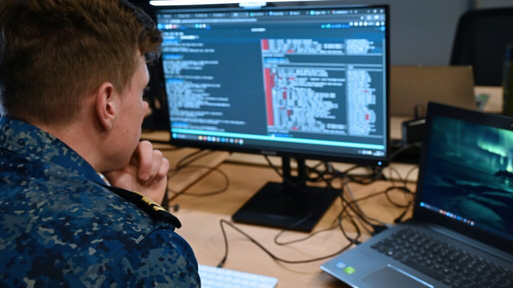Defensie zoekt cyberreservisten: 'Ik doe hetzelfde in uniform als in spijkerbroek'