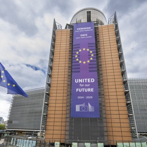Europese Commissie legt Apple en Meta voor 700 miljoen euro boetes op
