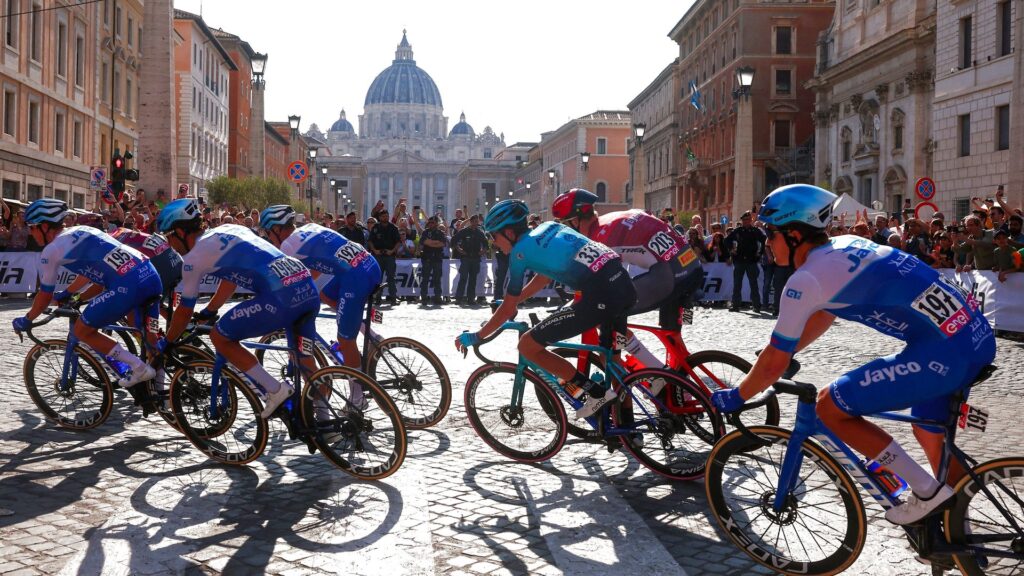 Giro eert overleden paus, Rome wil traditie maken van organisatie slotrit