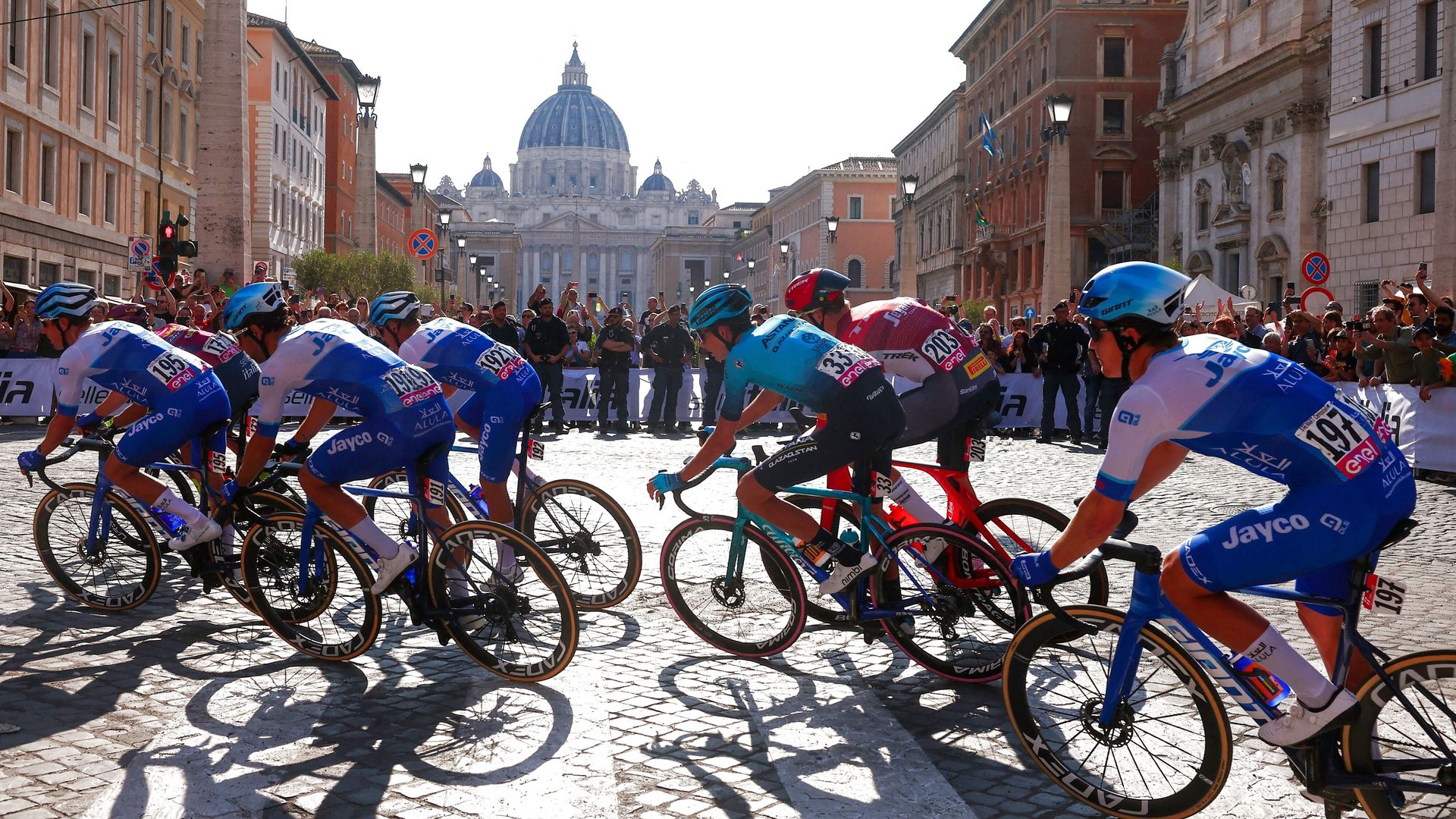 Giro eert overleden paus, Rome wil traditie maken van organisatie slotrit