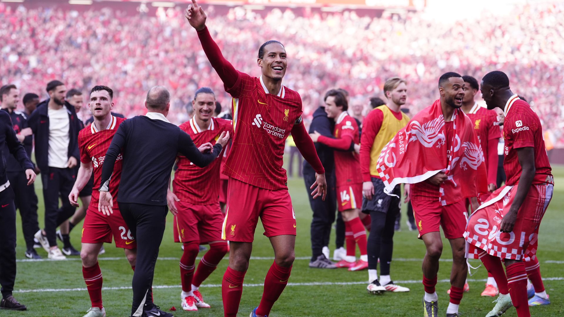 Liverpool wint kampioensduel met 5-1, Slot eerste Nederlandse coach met Premier League-titel
