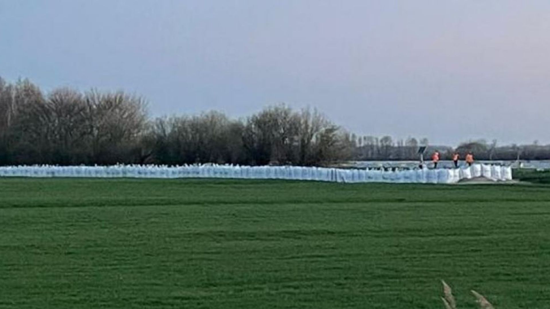 Nooddijk moet dijkdoorbraak bij Leiden voorkomen
