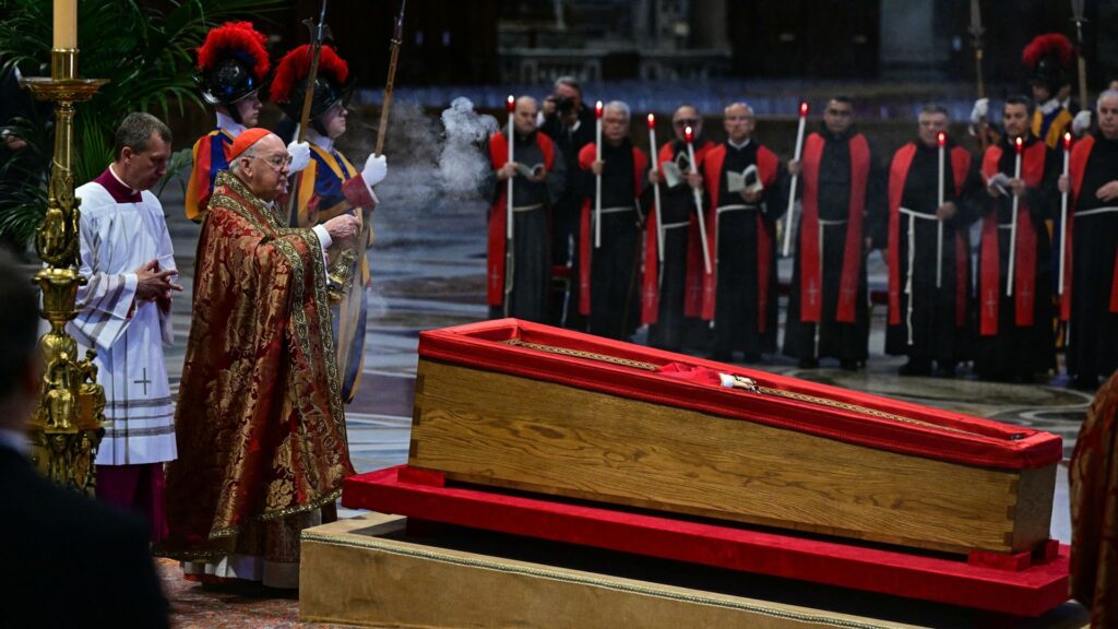 Lichaam paus Franciscus naar Sint-Pieter overgebracht, publiek neemt afscheid