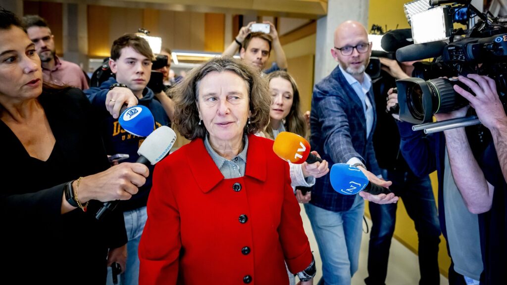 Premier Schoof komt toch naar lintjesdebat, na aandringen oppositie