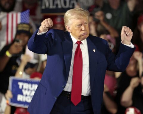 Trump viert in Michigan 100 dagen Trump en claimt successen