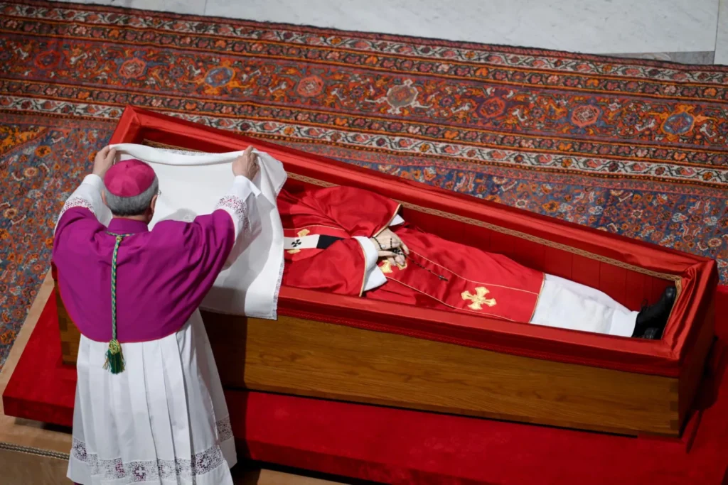 Uitvaart paus bezig in Vaticaan • 200.000 mensen op Sint-Pietersplein
