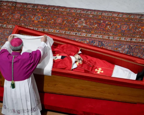 Uitvaart paus bezig in Vaticaan • 200.000 mensen op Sint-Pietersplein