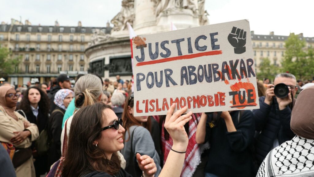 Verdachte moord Franse moskee al twee dagen op de vlucht: 'Extreem gevaarlijk'
