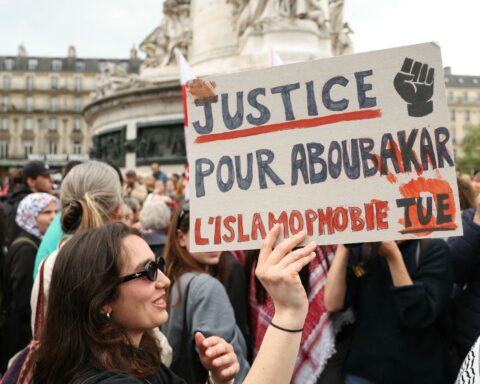 Verdachte moord Franse moskee al twee dagen op de vlucht: 'Extreem gevaarlijk'