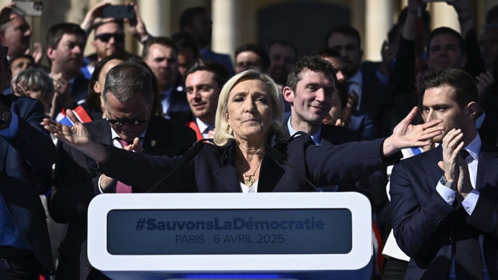 Veroordeelde Marine Le Pen vergelijkt zich voor betoging met Martin Luther King