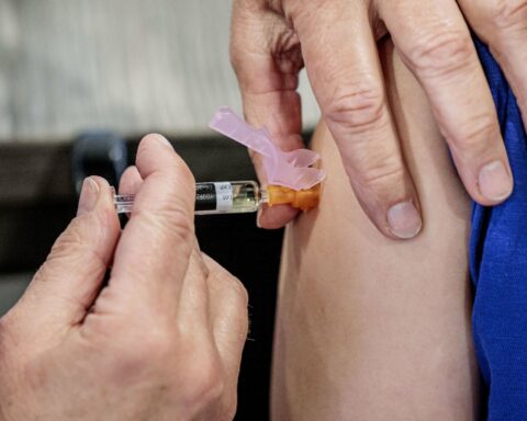 Zorgcoalitie slaat alarm: Nederland loopt achter in Europa met vaccinaties