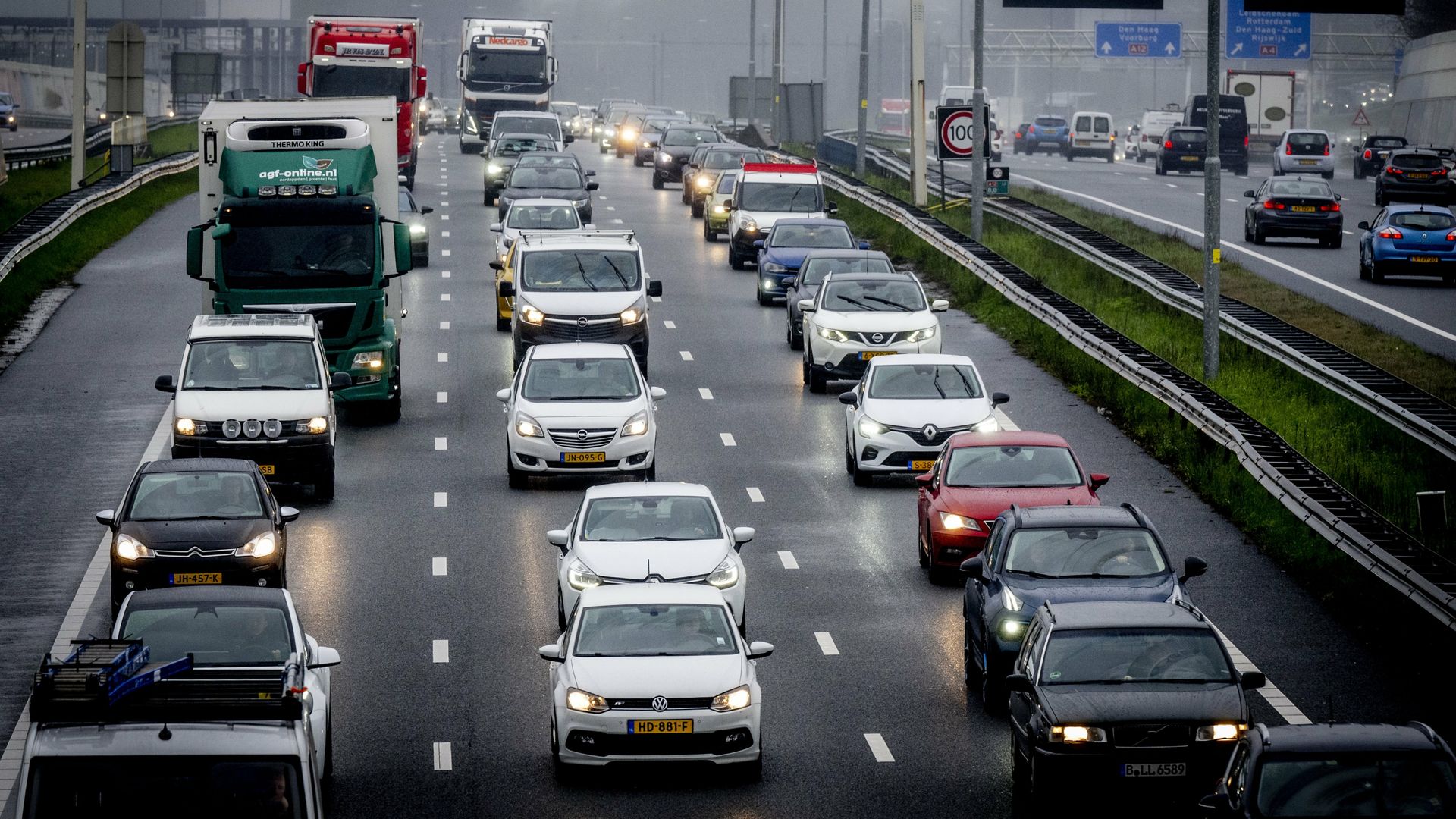 Al vroeg lange file op A1 door omrijders afsluiting A12