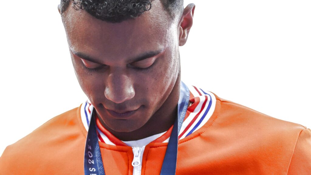 Atleet Omalla legt veiling olympische medaille uit: 'Geld gaat naar goed doel en familie'