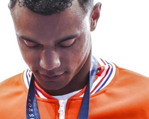 Atleet Omalla legt veiling olympische medaille uit: 'Geld gaat naar goed doel en familie'