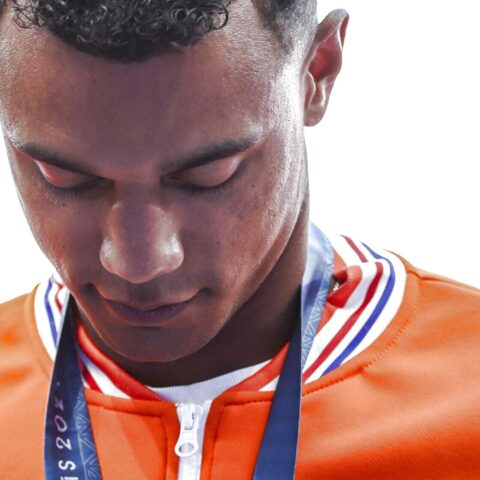 Atleet Omalla legt veiling olympische medaille uit: 'Geld gaat naar goed doel en familie'