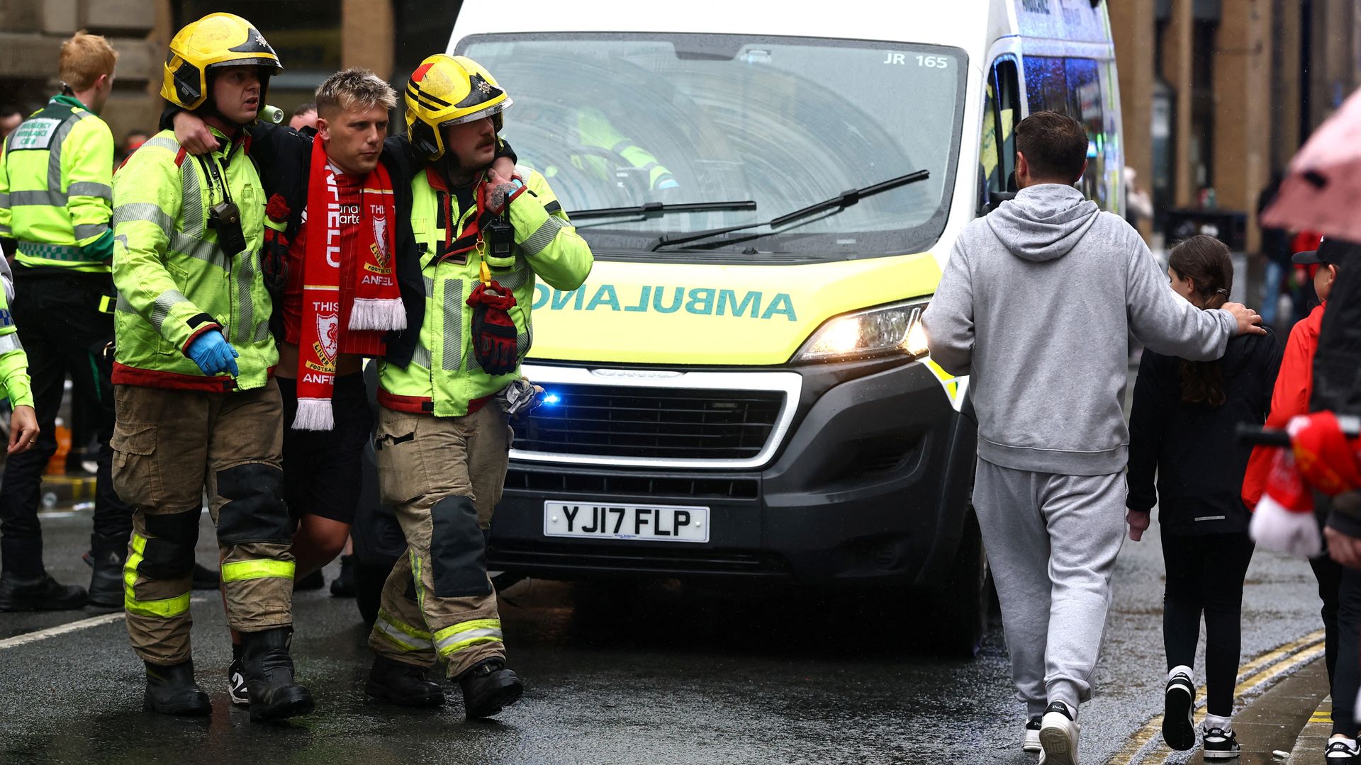 Auto rijdt in Liverpool in op feestende voetbalfans, man aangehouden