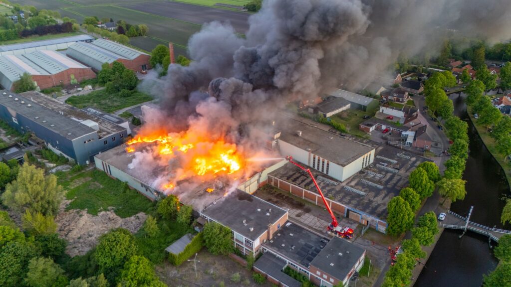 Blussen grote brand Oude Pekela duurt zeker nog hele dag, scholen dicht