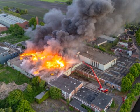 Blussen grote brand Oude Pekela duurt zeker nog hele dag, scholen dicht