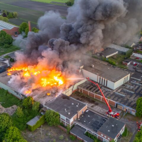 Blussen grote brand Oude Pekela duurt zeker nog hele dag, scholen dicht