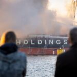 Blussen grote brand vrachtschip Amsterdam 'kan uren tot dagen duren'