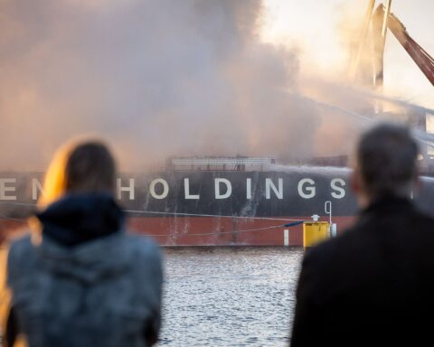 Blussen grote brand vrachtschip Amsterdam 'kan uren tot dagen duren'