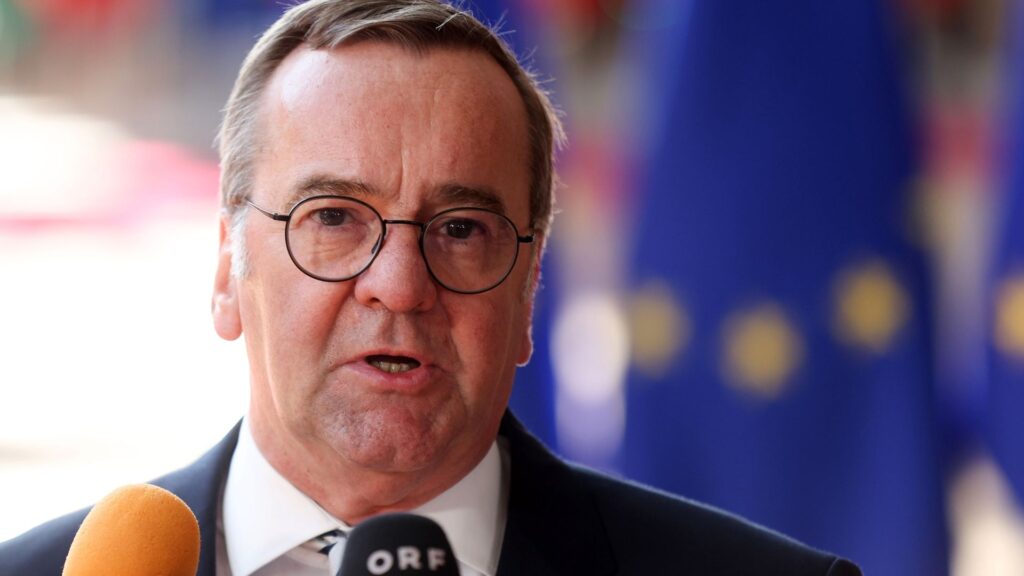 Duitse defensieminister: Trump overschat zijn invloed op Poetin
