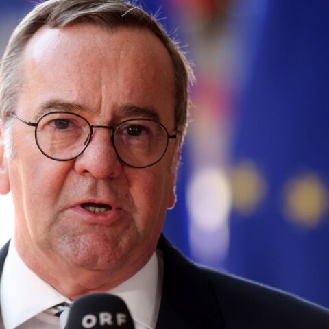 Duitse defensieminister: Trump overschat zijn invloed op Poetin