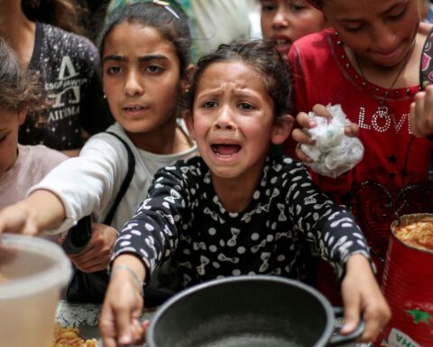 Israël laat al twee maanden niks binnen in Gaza: 'Kinderen zoeken eten in afval'