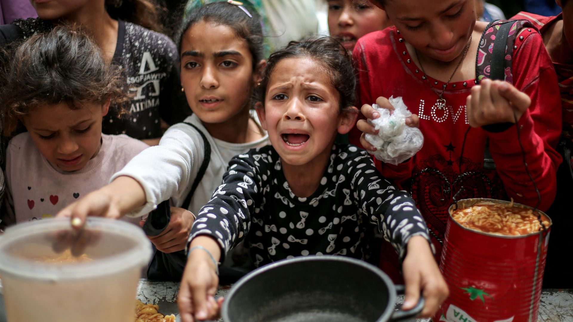 Israël laat al twee maanden niks binnen in Gaza: 'Kinderen zoeken eten in afval'